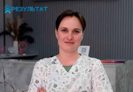 Врач клиники Результат в фойе