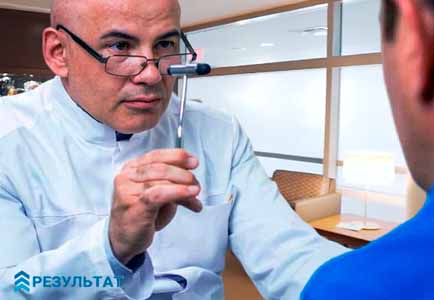 Психотерапевтический метод кодирования Медик держит в руках шприц