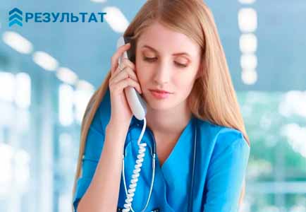 Процедуры перед началом лечения Врач ставит капельницу пациенту