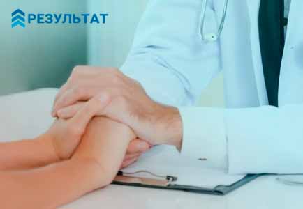 Врач держит за руки пациентку
