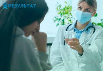 Врач протягивает воду пациентке