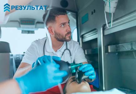 Врач держит маску на пациентке